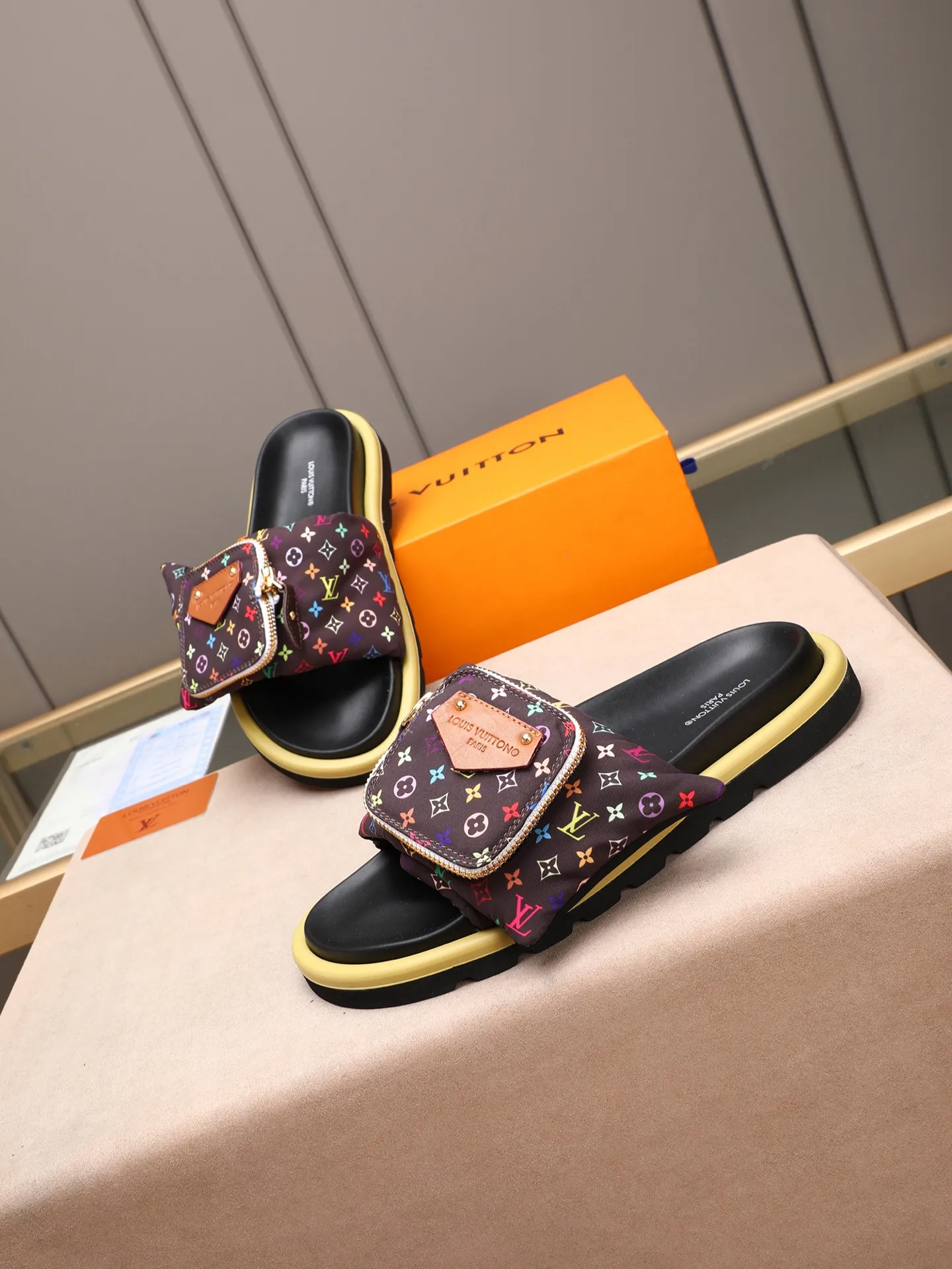 PP400 couple model with drawer box [LOUIS VUITTON] Louis Vuitton, the latest LV official website printed wallet and men's and women's slippers🔥🔥🔥 are now on the market. The drawer box is packed with cloth bags and cards. The upper pattern looks very soft and waxy, and it is a super versatile leg slimming tool. Fabric: Imported denim/down silk cotton embossed, official website pattern printing, lining: water-dyed sheepskin down filling, comfortable to wear, feet: high elastic PU water table. Sole: foam sole, heel height: about 5cm. Size 35-46, 35, 45 and 46 are custom-made and cannot be returned or exchanged. Color: multiple colors available.